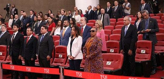 “A Justiça Eleitoral continuará comprometida com a democracia”, afirma presidente do TSE