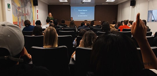 Estudantes de Direito da Unoesc visitam o TRE-SC e conhecem a estrutura da Justiça Eleitoral