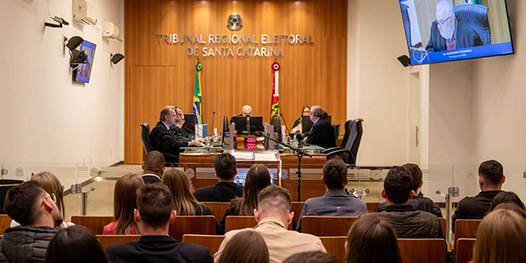 Estudantes de Direito da Unoesc participam de visita técnica no TRE-SC