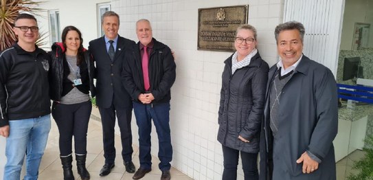 Foto da visita ao cartório eleitoral de Turvo, com dirigentes do TRE-SC e do cartório.