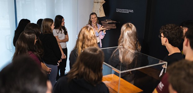 Centro de Memória do TRE-SC recebe estudantes em visita guiada