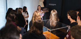 Centro de Memória do TRE-SC recebe estudantes em visita guiada