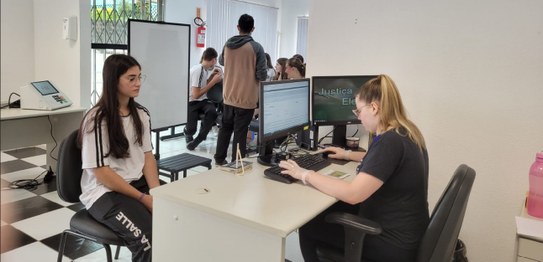 Alunos da EEB La Salle visitam o Cartório Eleitoral de Modelo