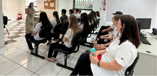 Alunos da EEB La Salle visitam o Cartório Eleitoral de Modelo