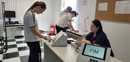Alunos da EEB La Salle visitam o Cartório Eleitoral de Modelo
