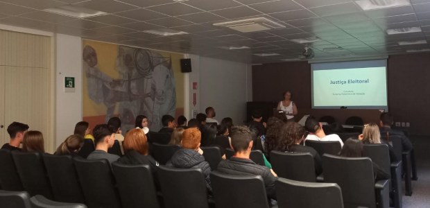 TRE-SC-VISITA-EEB Estudantes da EEB Pedro Simon visitam o TRE-SC