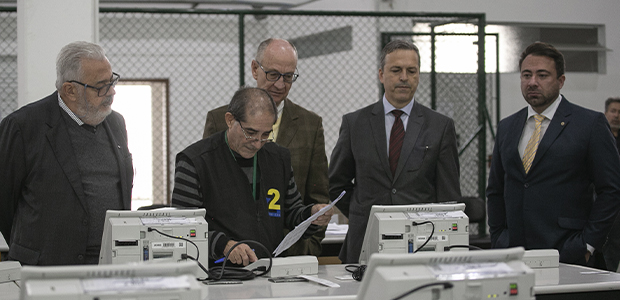 Corte eleitoral visita depósito de urnas 