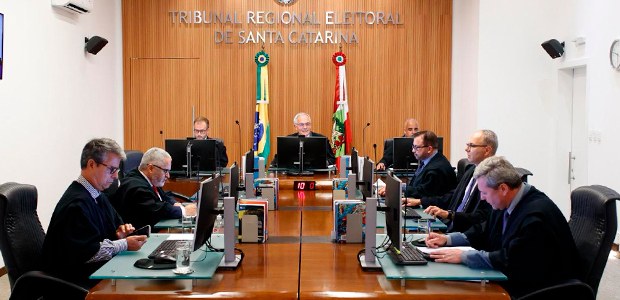 typo-ultimasessao1.jpg imagem do Pleno do TRE-SC durante a sessão de julgamento