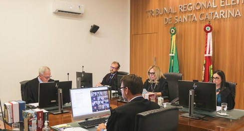 Desembargadora Maria do Rocio Luz Santa Ritta preside sua última sessão no Pleno do TRE-SC
