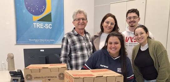 Urnas eletrônicas são utilizadas em eleições para Grêmio Estudantil da Escola de Educação Básica...