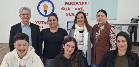 Urnas eletrônicas são utilizadas em eleições para Grêmio Estudantil da Escola de Educação Básica...