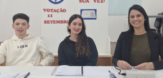 Urnas eletrônicas são utilizadas em eleições para Grêmio Estudantil da Escola de Educação Básica...