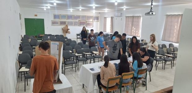 Urnas eletrônicas são utilizadas em eleições para Grêmio Estudantil da Escola de Educação Básica São João Batista Urnas eletrônicas são utilizadas em eleições para Grêmio Estudantil da Escola de Educação Básica...