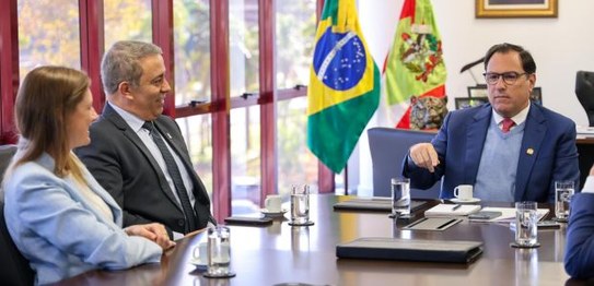 Visita institucional ao governador interino aborda assuntos de interesse do TRE-SC